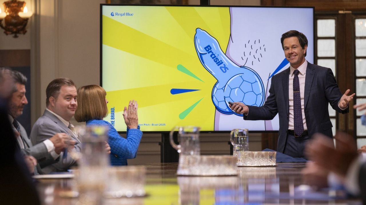 Elijah (Paul Walter Hauser) und Brad (Mark Wahlberg) werden von einem Moment auf den anderen zu den Staatsfeinden Nr. 1!