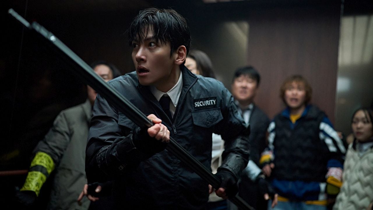 Der Sicherheitsbeamte Choi Hyun-seok (Ji Chang-wook) gehört zu den wenigen, die die erste Zombie-Welle im Hochhaus überlebt haben.