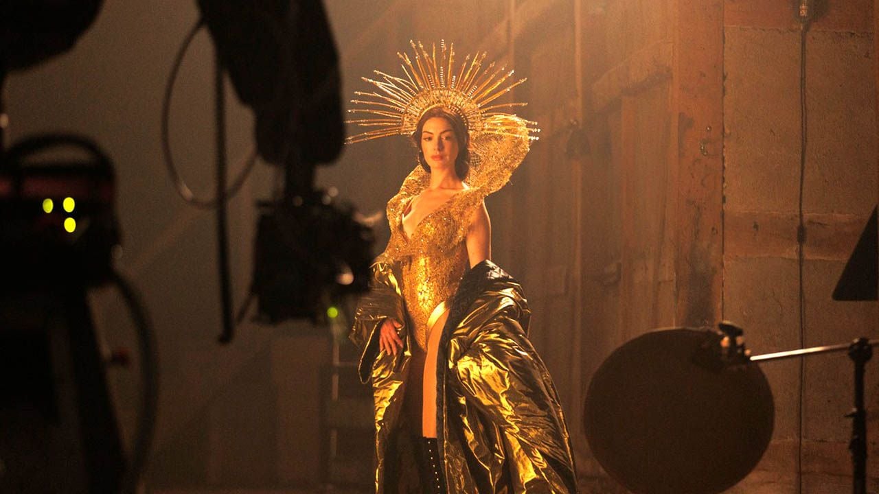 Heiligensymbole sind das Markenzeichen von Popstar Mother Mary (Anne Hathaway).