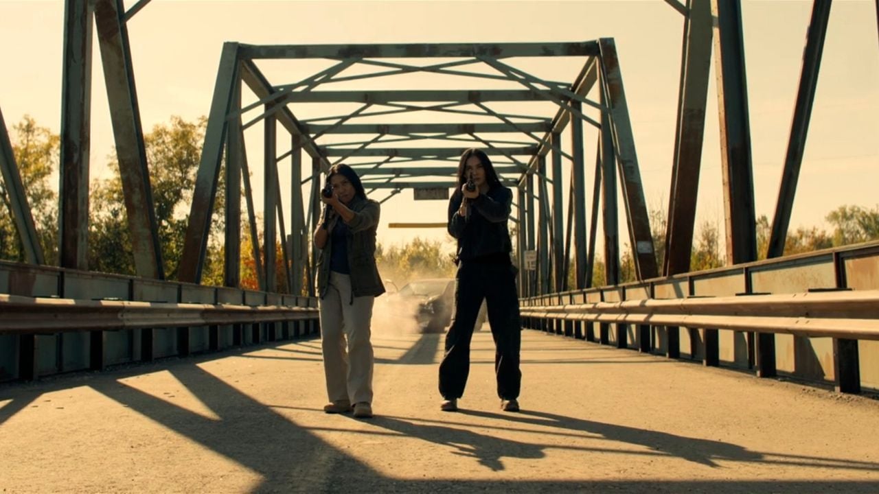 Lila und Amisha feuern im Brückenduell, treffen aber nichts.