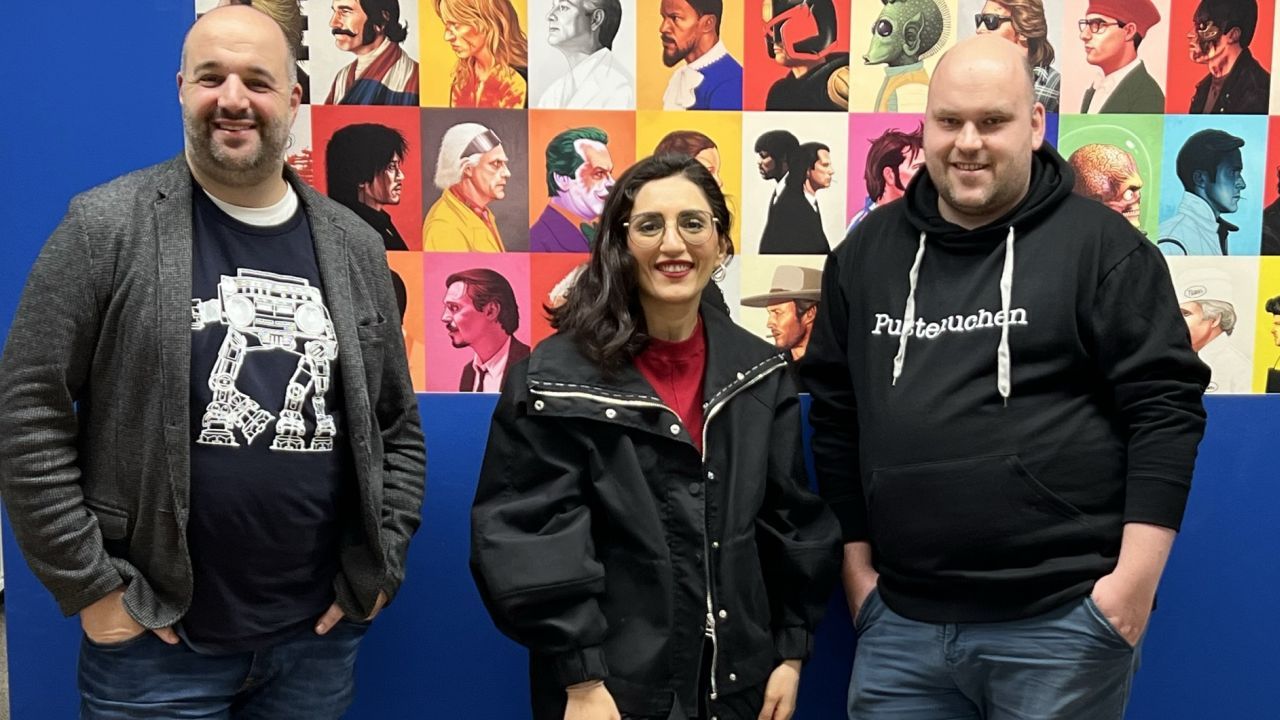 Soleen Yusef zu Besuch in der FILMSTARTS-Redaktion, um mit Björn Becher (links) und Christoph Petersen zu podcasten.