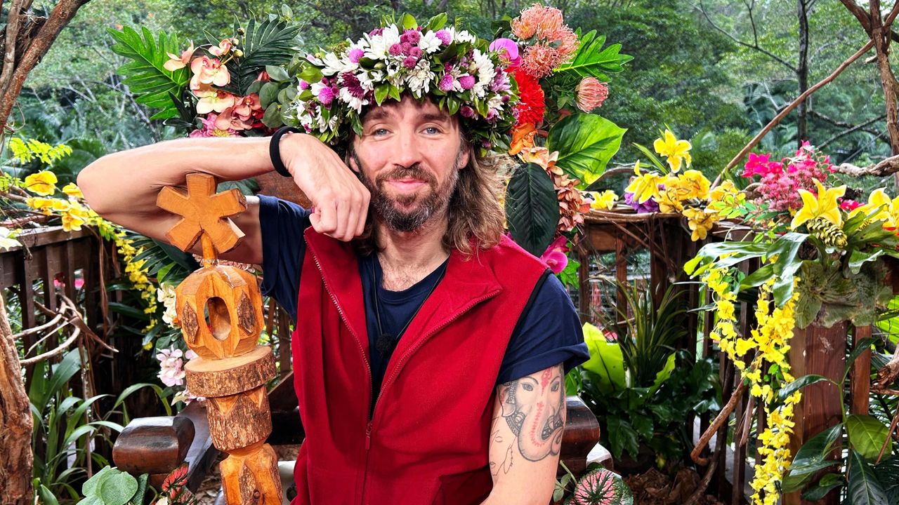 Gil Ofarim freut sich über die Dschungelkrone und die 100.000 Euro Preisgeld