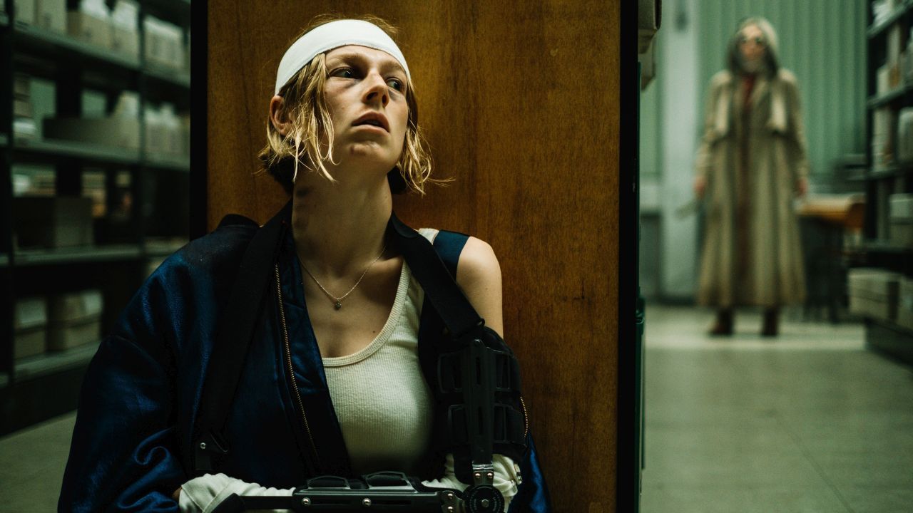 Gretchen (Hunter Schafer) muss auf der Suche nach den Geheimnissen des Alpschatten-Resorts eine ganze Menge einstecken!