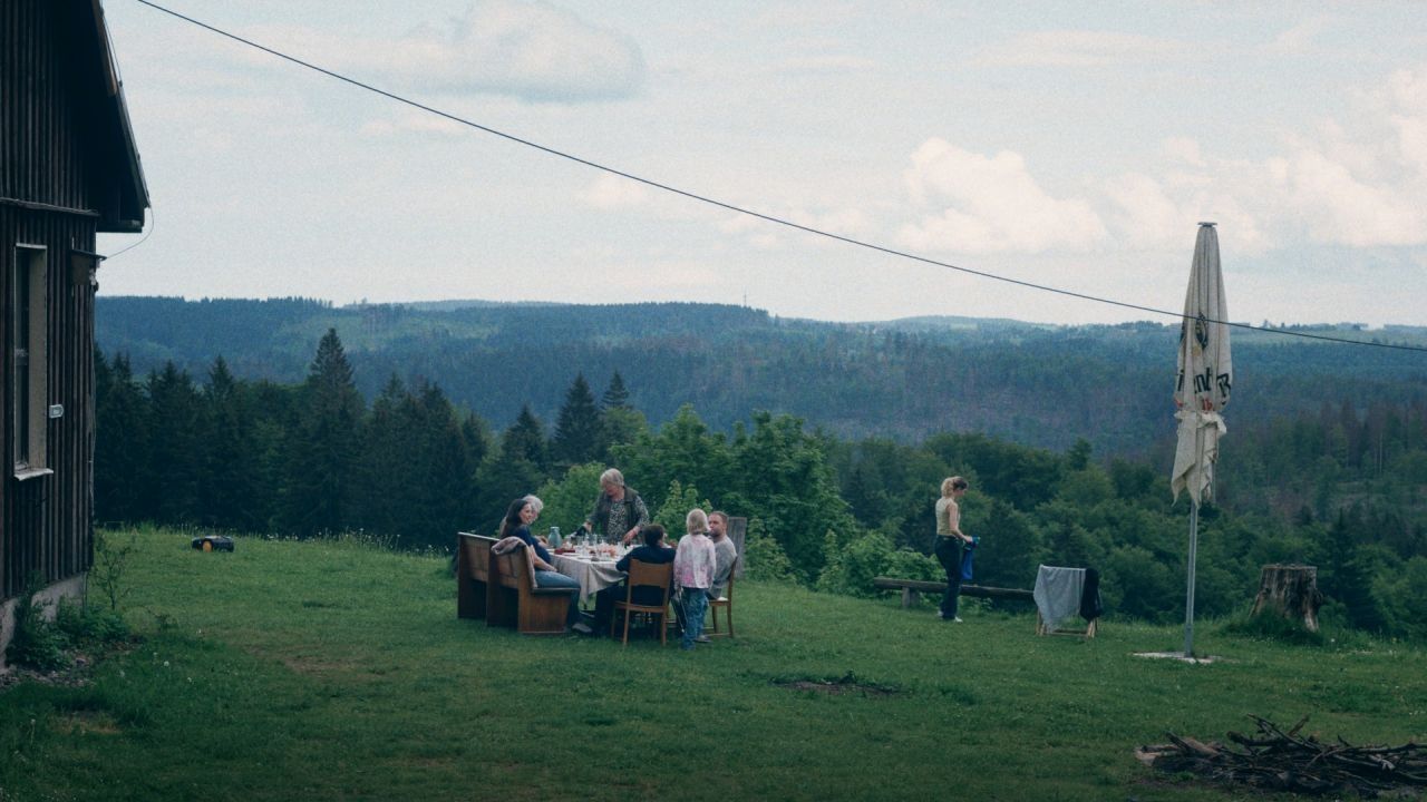 Auf dem Gasthof der Großeltern kommt die ganze Familie zusammen: Weil sie es will? Oder aus Gewohnheit?