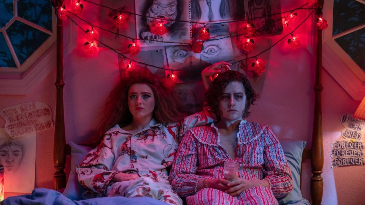 Nach einem gewissen Make-Over sieht Lisas untoter neuer Freund (Cole Sprouse) doch tatsächlich recht ansehnlich aus.