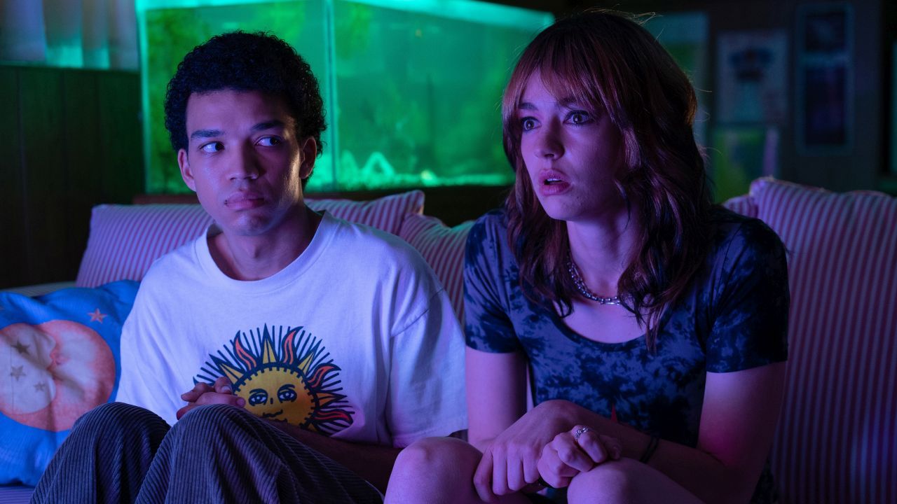 Owen (Justice Smith) und Maddy (Brigette Lundy-Paine) würden niemals eine neue Folge ihrer Lieblings-TV-Serie verpassen.