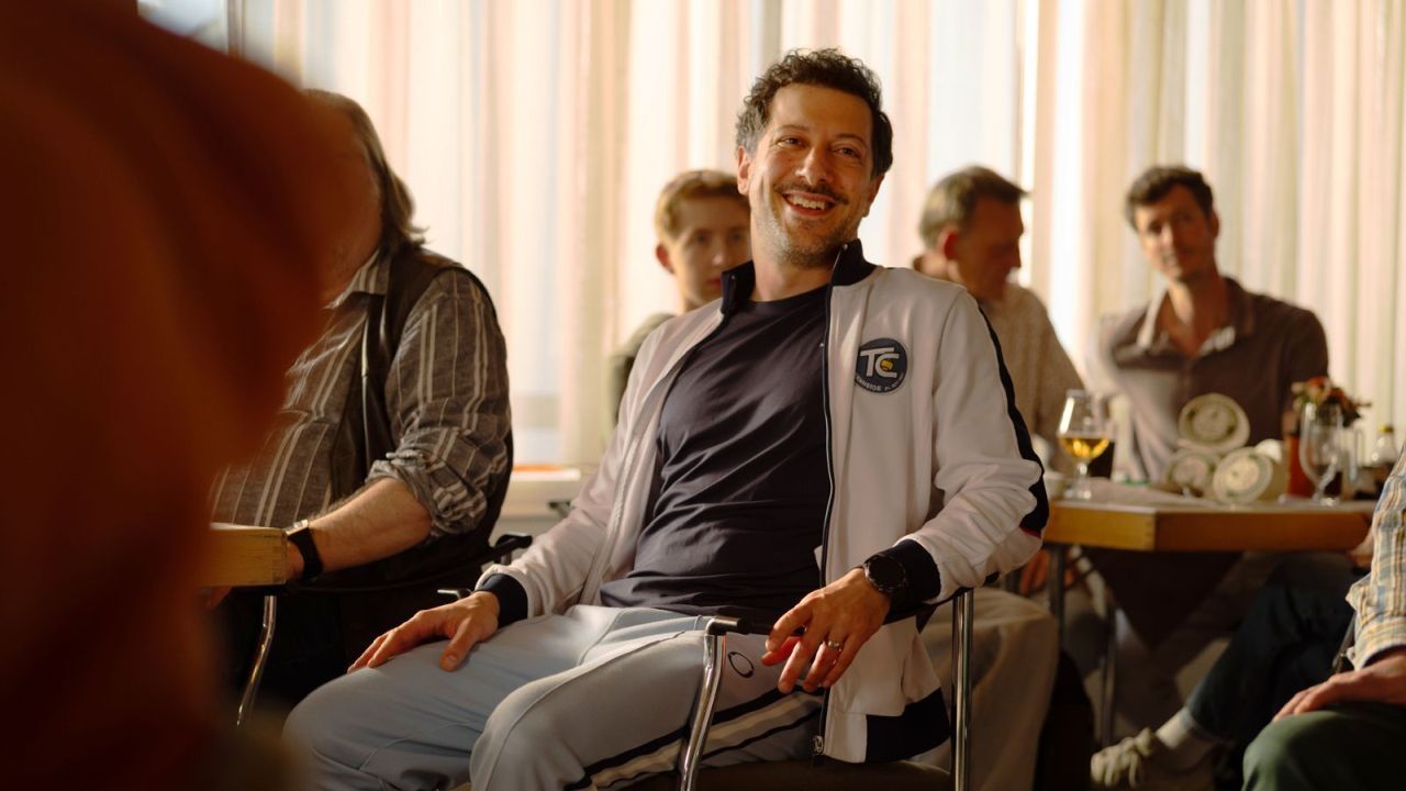 Eine „simple“ Diskussion um einen neuen Grill für Erol (Fahri Jardim) läuft in „Extrawurst“ völlig aus dem Ruder!