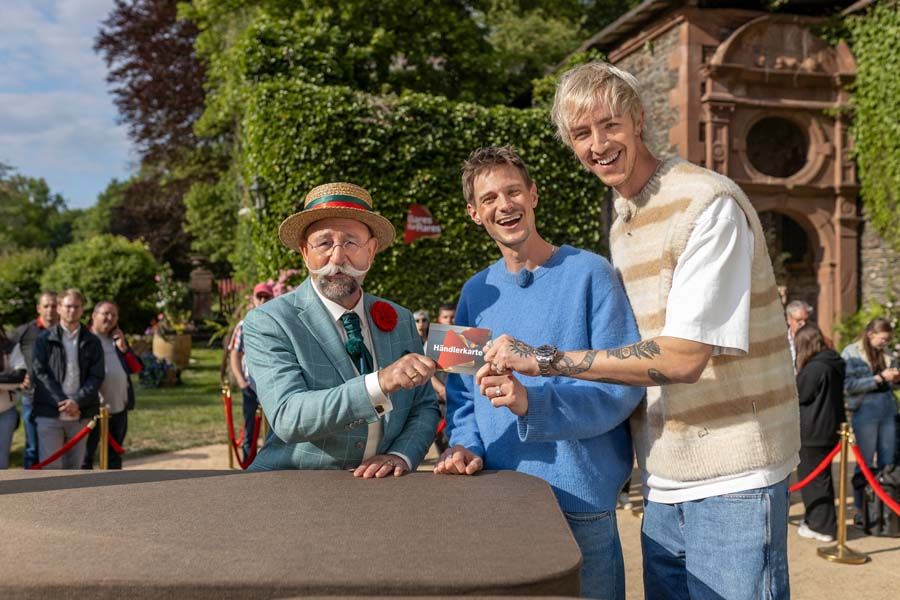 Horst Lichter überreicht den YouTube- und Podcaststars die Händlerkarte.