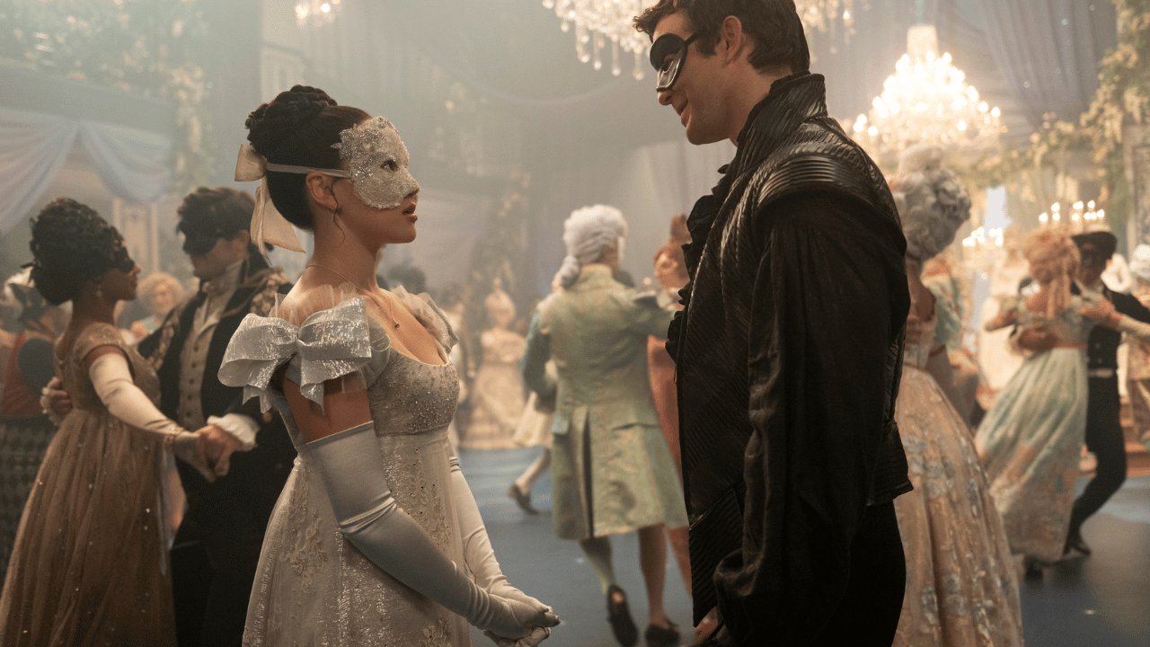 Auf dem Maskenball seiner Mutter trifft Benedict (Thompson) auf die 