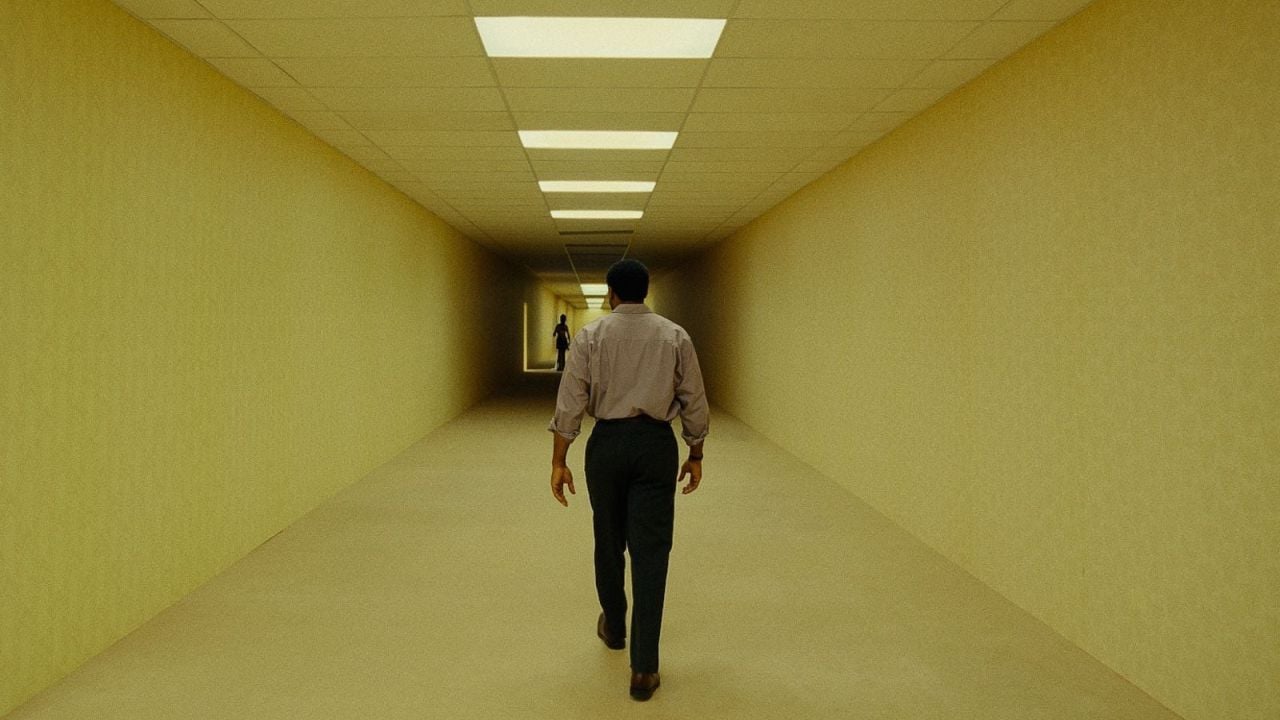 Clark (Chiwetel Ejiofor) erkundet die Backrooms.