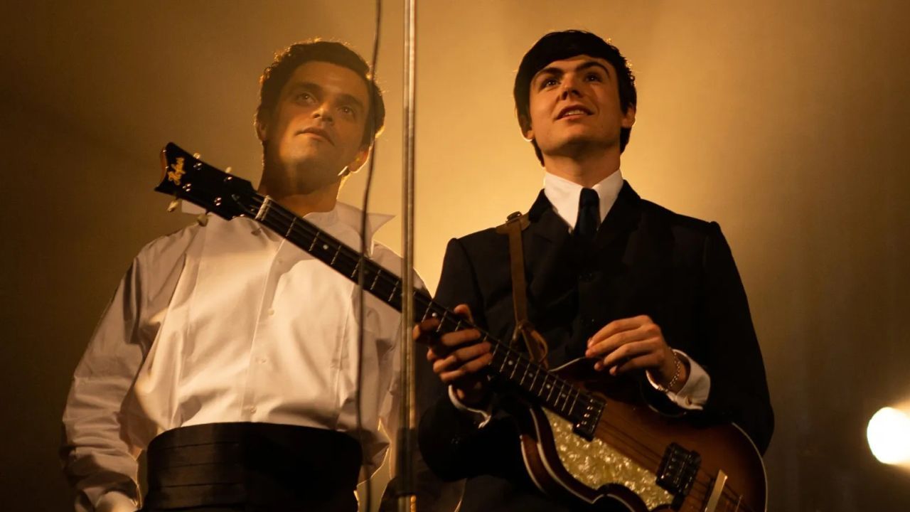 Brian Epstein ist auch räumlich der Mann hinter Paul McCartney (Blake Richardson).