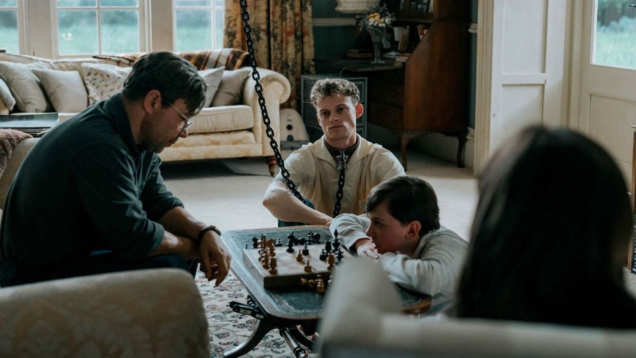 Tommy (Anson Boon) wird von seiner neuen „Familie“ buchstäblich an die Kette gelegt. 