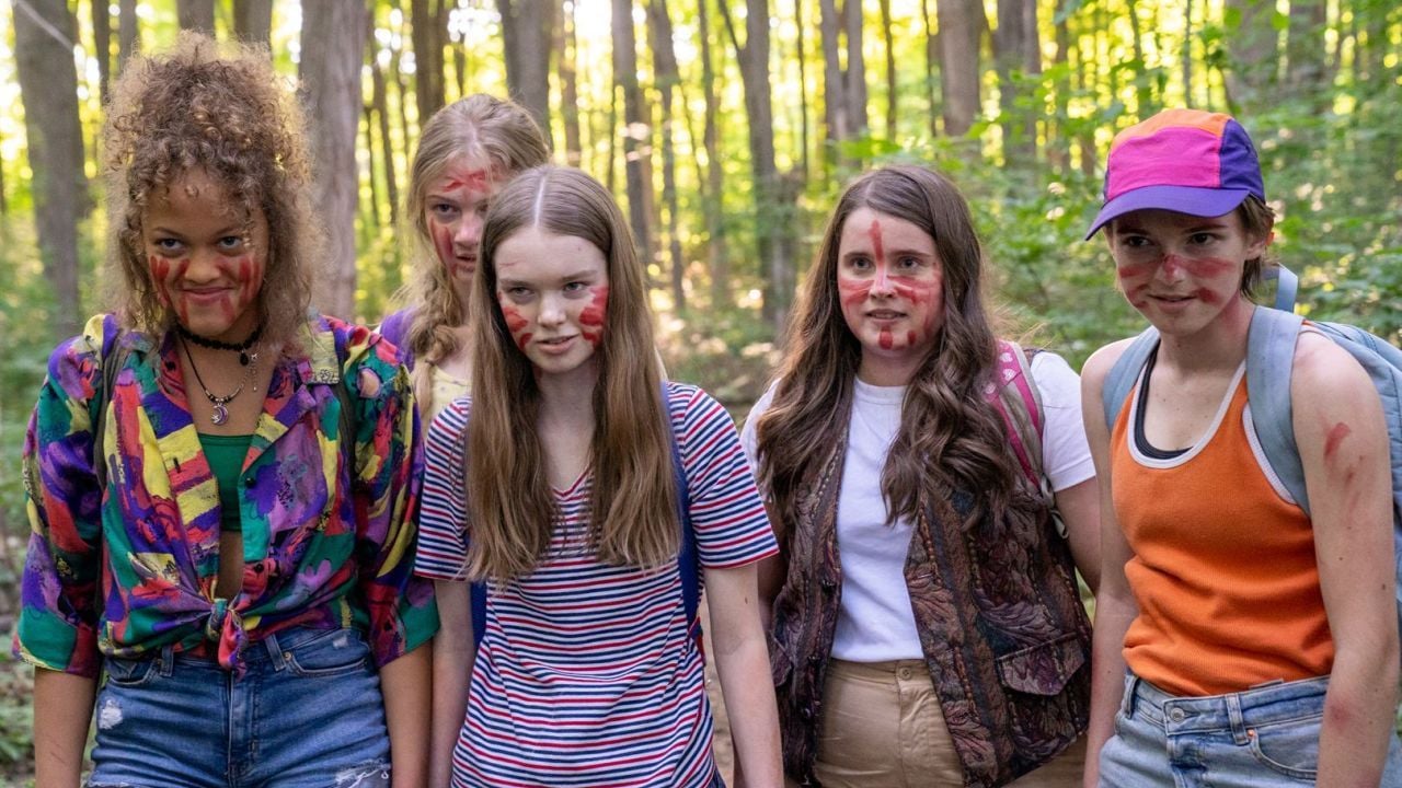 Im Kampf gegen das Monster wenden sich die Teenagerinnen selbst mystischen Kräften zu.