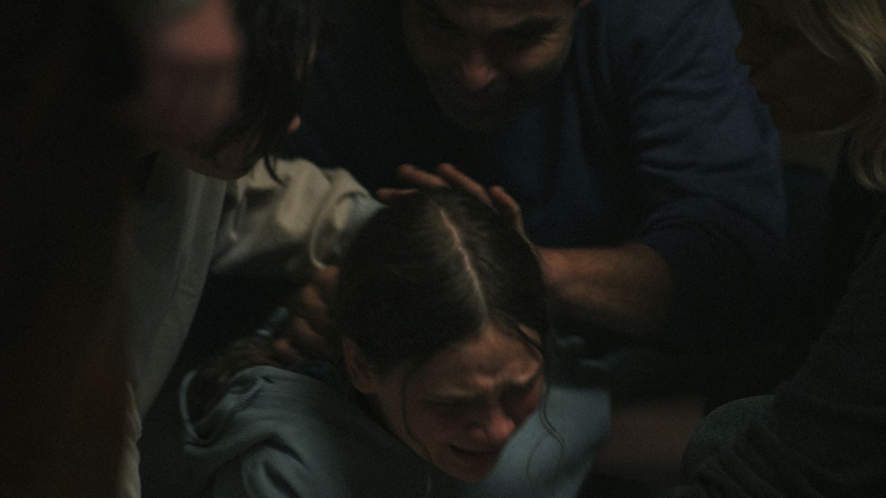 Lea (Mariella Aumann) glaubt zwar nicht an die Ideen des Kults, macht bei ihren Ritualen aber erst mal trotzdem mit.