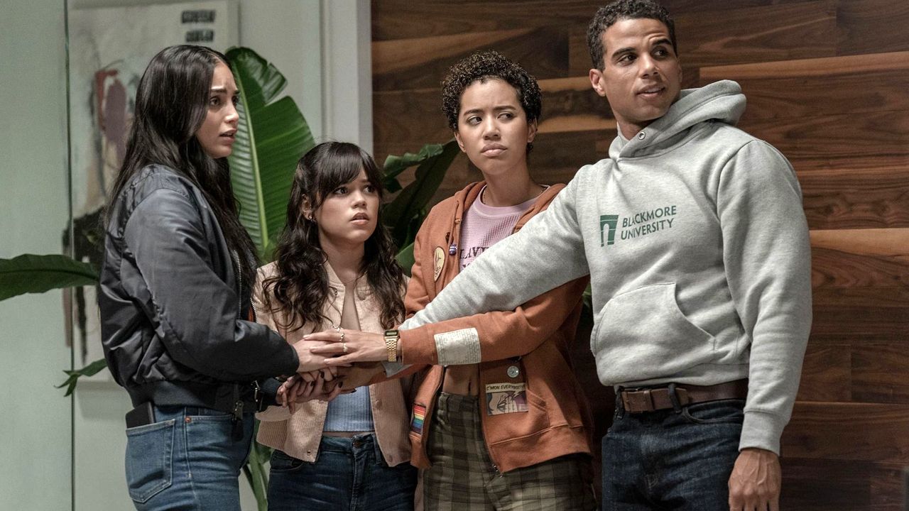 Von links nach rechts: Melissa Barrerea, Jenna Ortega, Jasmin Savoy Brown und Mason Gooding in 