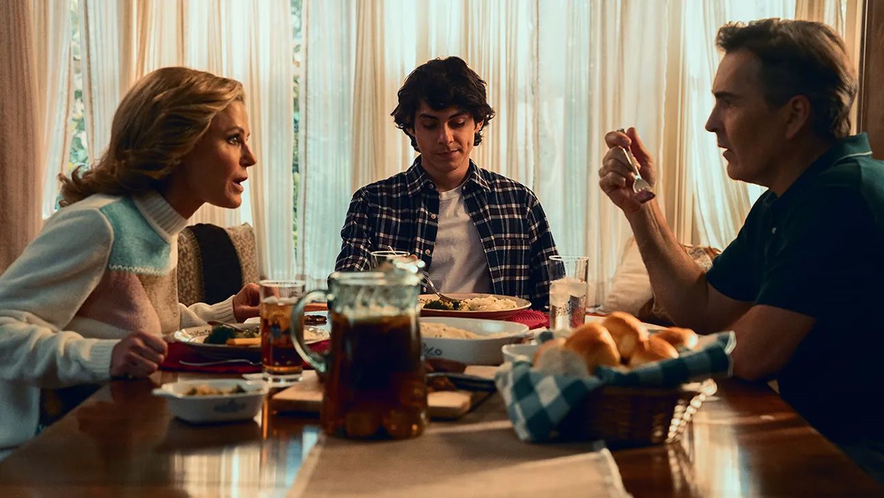 Am gut gedeckten Frühstückstisch: Julie Bowen, Emjay Anthony und Nolan North in 