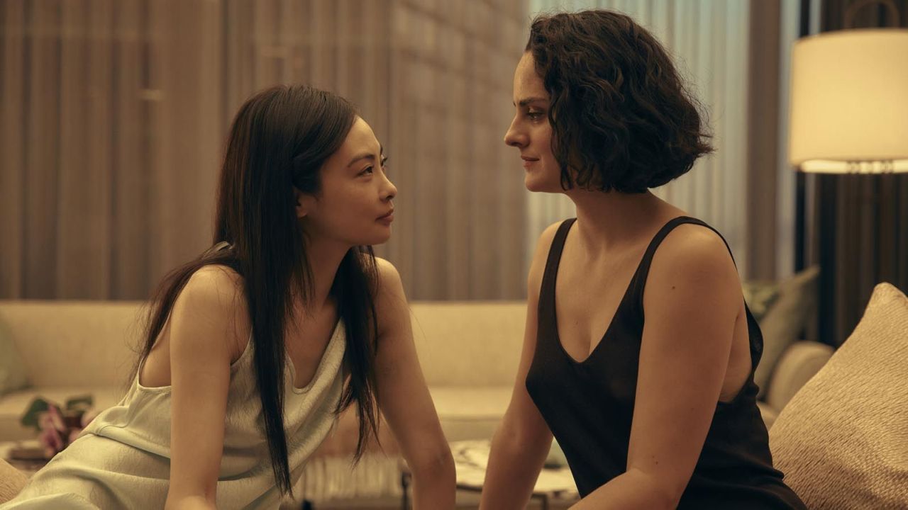 In der spätkapitalistischen Hochglanzwelt des „Emmanuelle“-Reboots ist es längst nicht mehr so simpel, sexuelle Gelüste zu stillen wie noch im Softsex-Klassiker von 1974. 