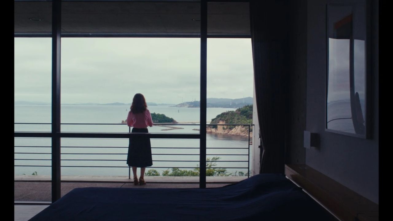 Sidonie trifft in Japan nicht nur auf ihren Verleger (Tsuyoshi Ihara) – sondern auch auf den Geist ihres verstorbenen Ehemannes (August Diehl).