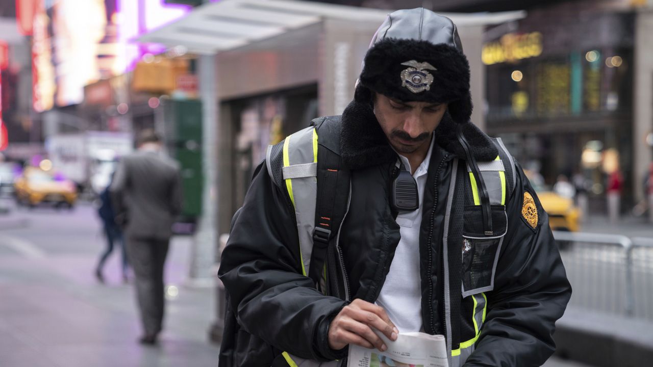 Riz Ahmed schlüpft als Ash in verschiedene Verkleidungen.