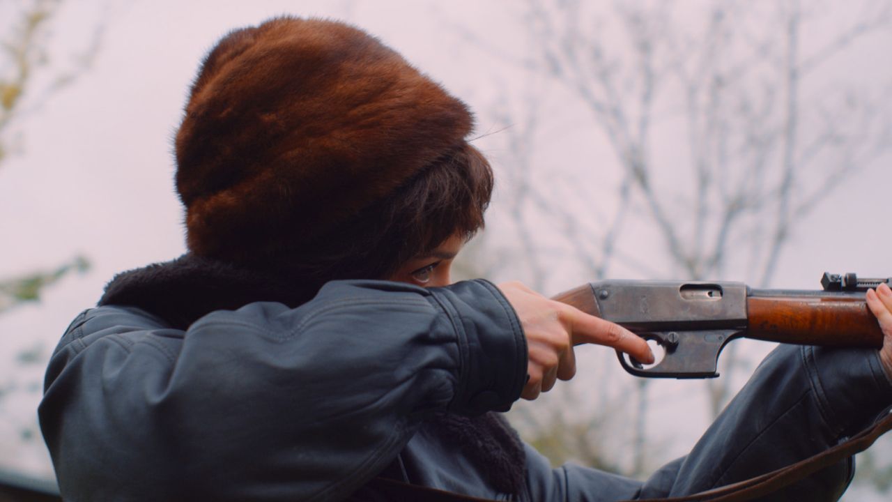 Aktionskunst: Bei den sogenannten „Schießbildern“ sollen sich die Betrachtenden an der Leinwand abreagieren – und so das fertige Werk überhaupt erst selbst erschaffen. 