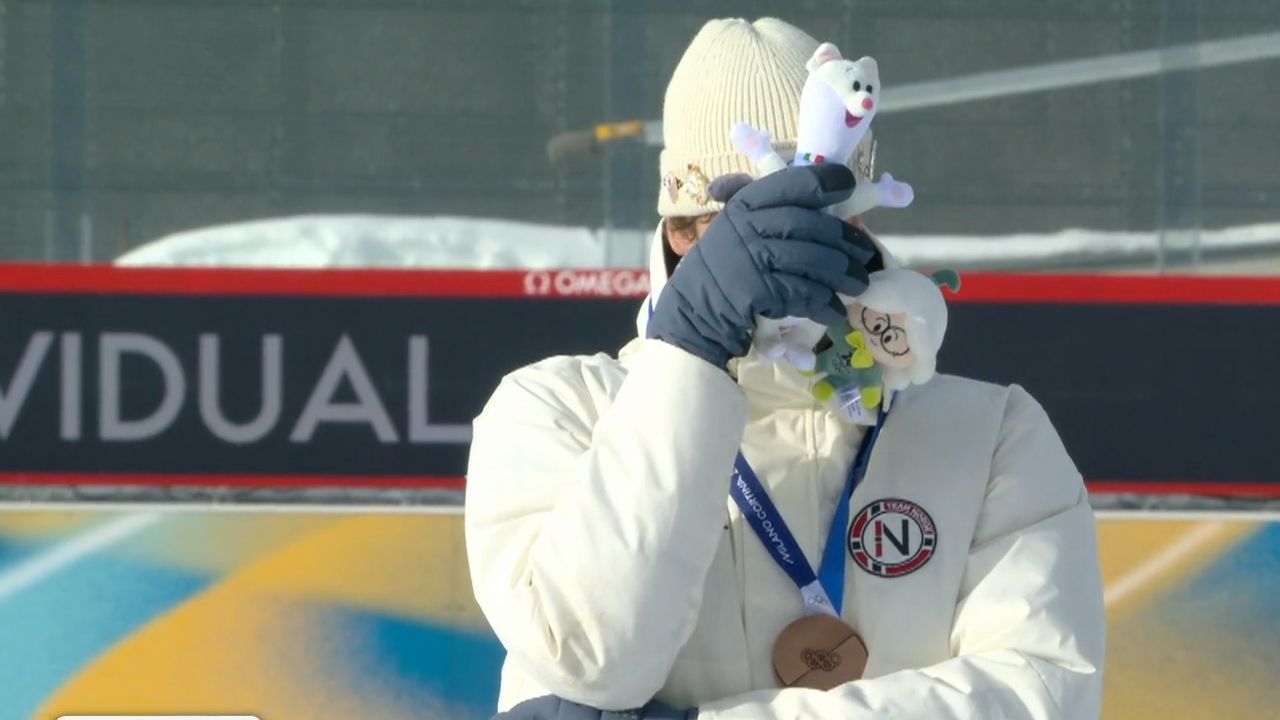 Sturla Holm Laegreid bricht bei der Siegerehrung in Tränen aus