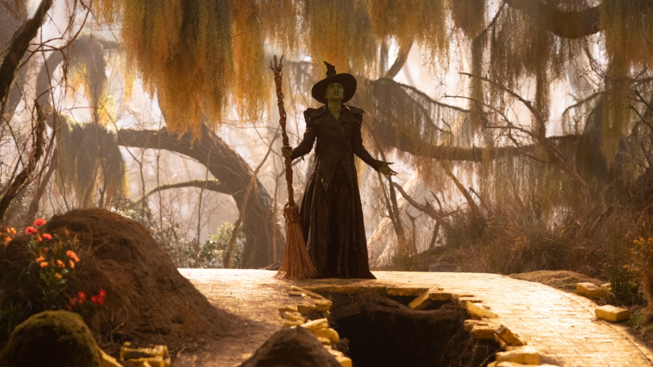 Elphaba wird aufgrund ihrer grünen Haut und der schwarzen Kleidung in die Außenseiterrolle gedrängt.