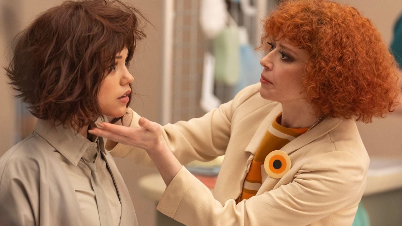 Selbst mit Rabattaktionen hat die Ladenmanagerin (Natasha Lyonne) kaum Hoffnung, ihre spleenige Roboter-KI Klara (Jenna Ortega) noch verkauft zu bekommen.