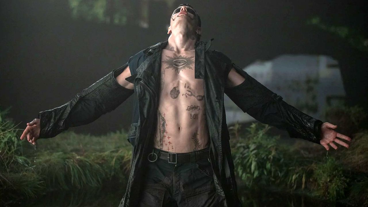 Zu viele Tattoos, zu wenig Charakter: Bill Skarsgård als Eric Draven.