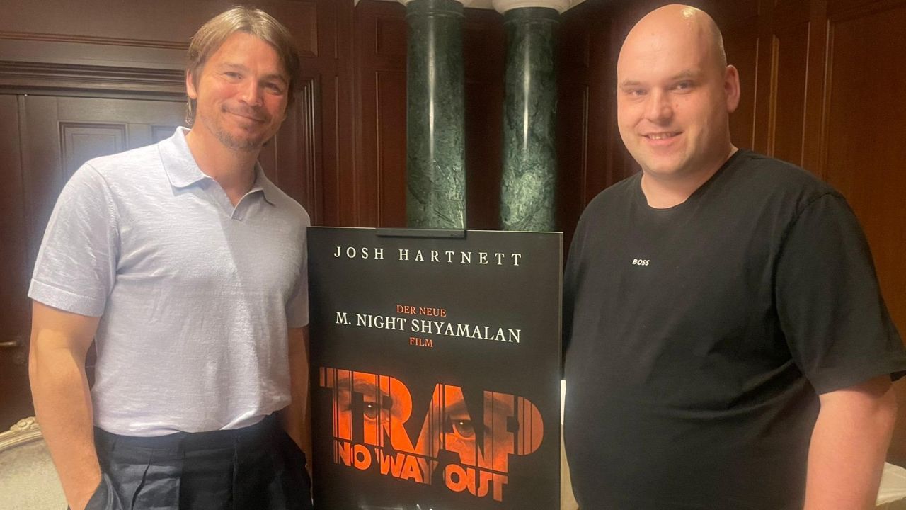 Josh Hartnett und FILMSTARTS-Chefredakteur Christoph Petersen beim Interview in Berlin.