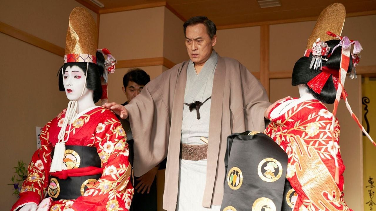 Hanjiro Hanai (Ken Watanabe) unterweist seine beiden Schüler in der hohen Kunst des Kabuki-Theaters. 