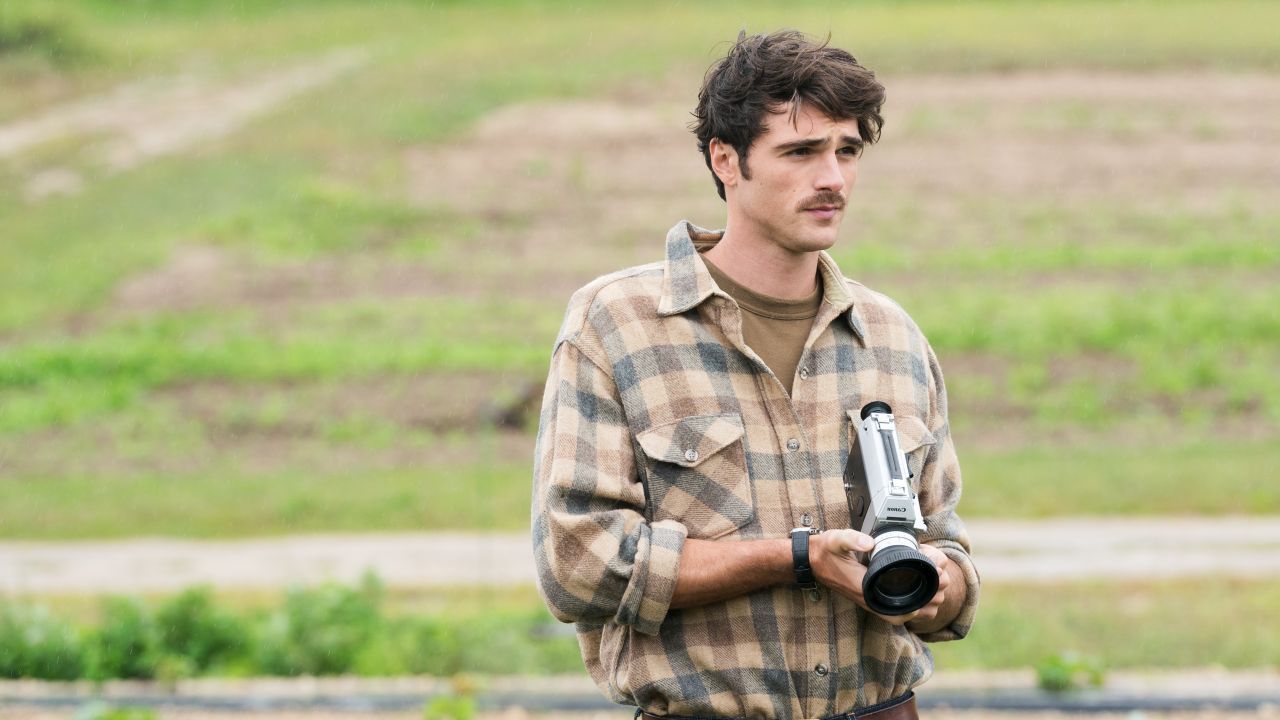 Jacob Elordi zu besetzen hat den großen Vorteil, dass man gar nicht erst lange erklären muss, warum Leonard in jungen Jahren alle Frauen so zugetan waren.