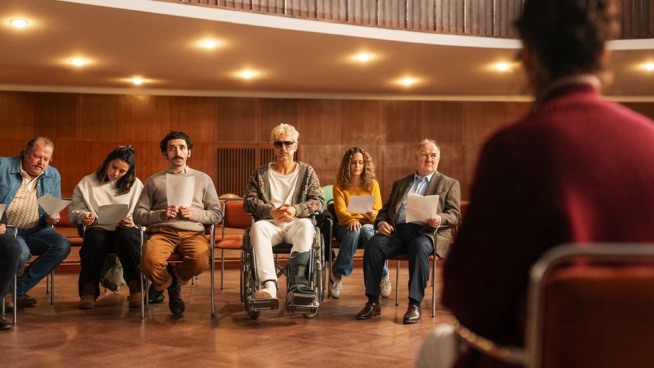 Zunächst weiß Daniel gar nicht, was er mit all den depressiven Sänger*innen anfangen soll – aber natürlich wächst auch er an der Situation.