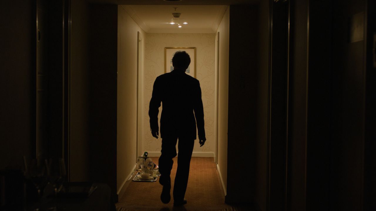 Lucius Glanz (Willem Dafoe) wandelt täglich durch die Flure des Wiener Intercontinental – doch schon bald wird der Hotelmanager seinen Posten verlieren.