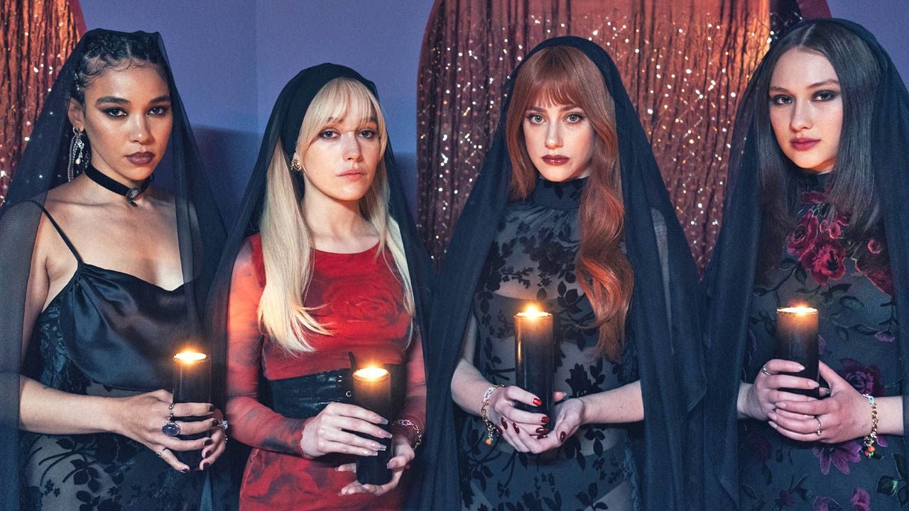Angestellte in einer Mall bei Tag, Hexenzirkel bei Nacht: Fig (Alexandra Shipp), Cherry (Victoria Pedretti), Apple (Lili Reinhart) und Neuzugang Pumpkin (Lola Tung).