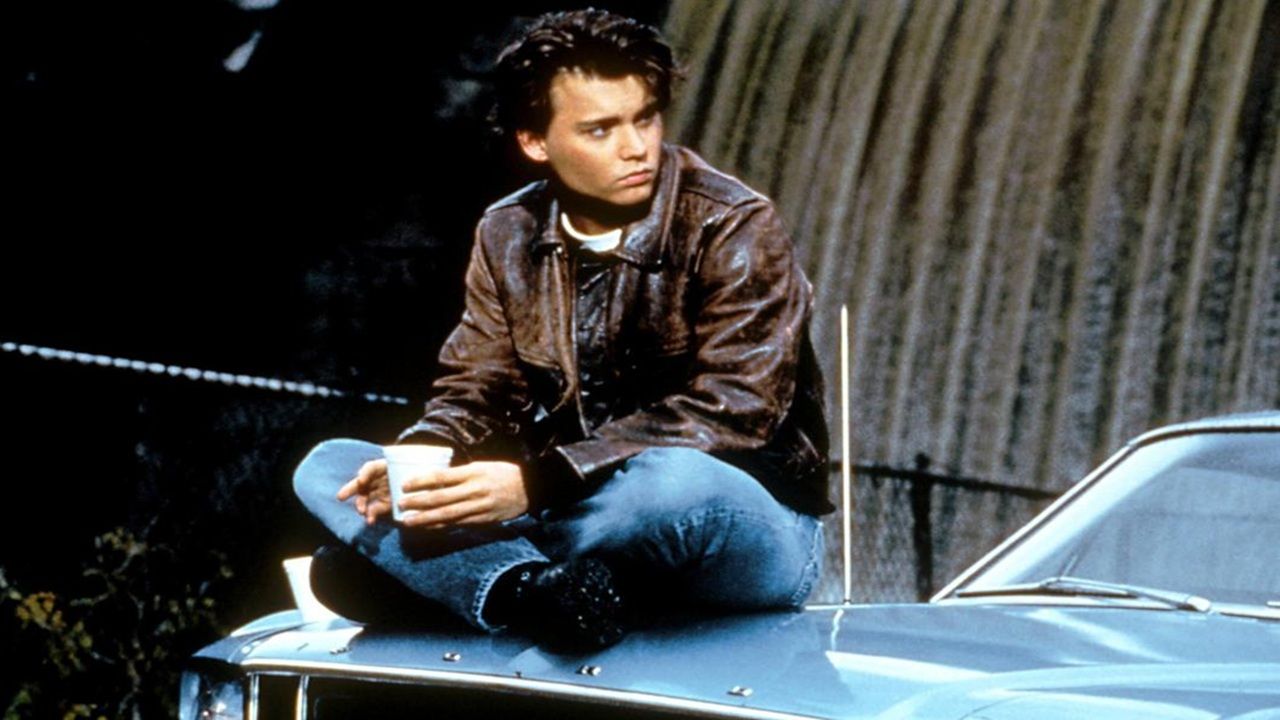 Ein junger Depp hält die Motorhaube für einen Autositz: So sah 