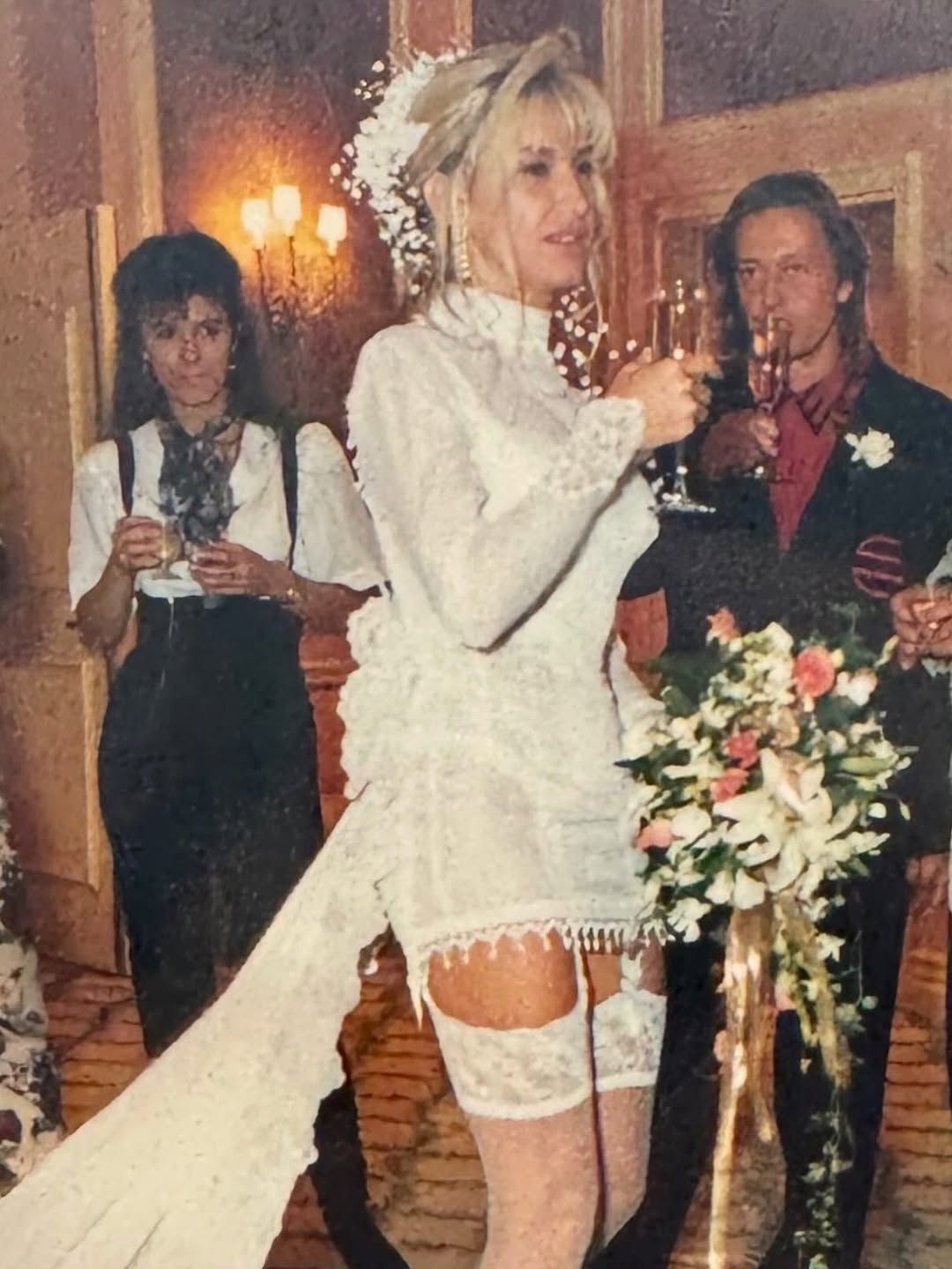 Carmen Geiss' Brautkleid lässt tief blicken.