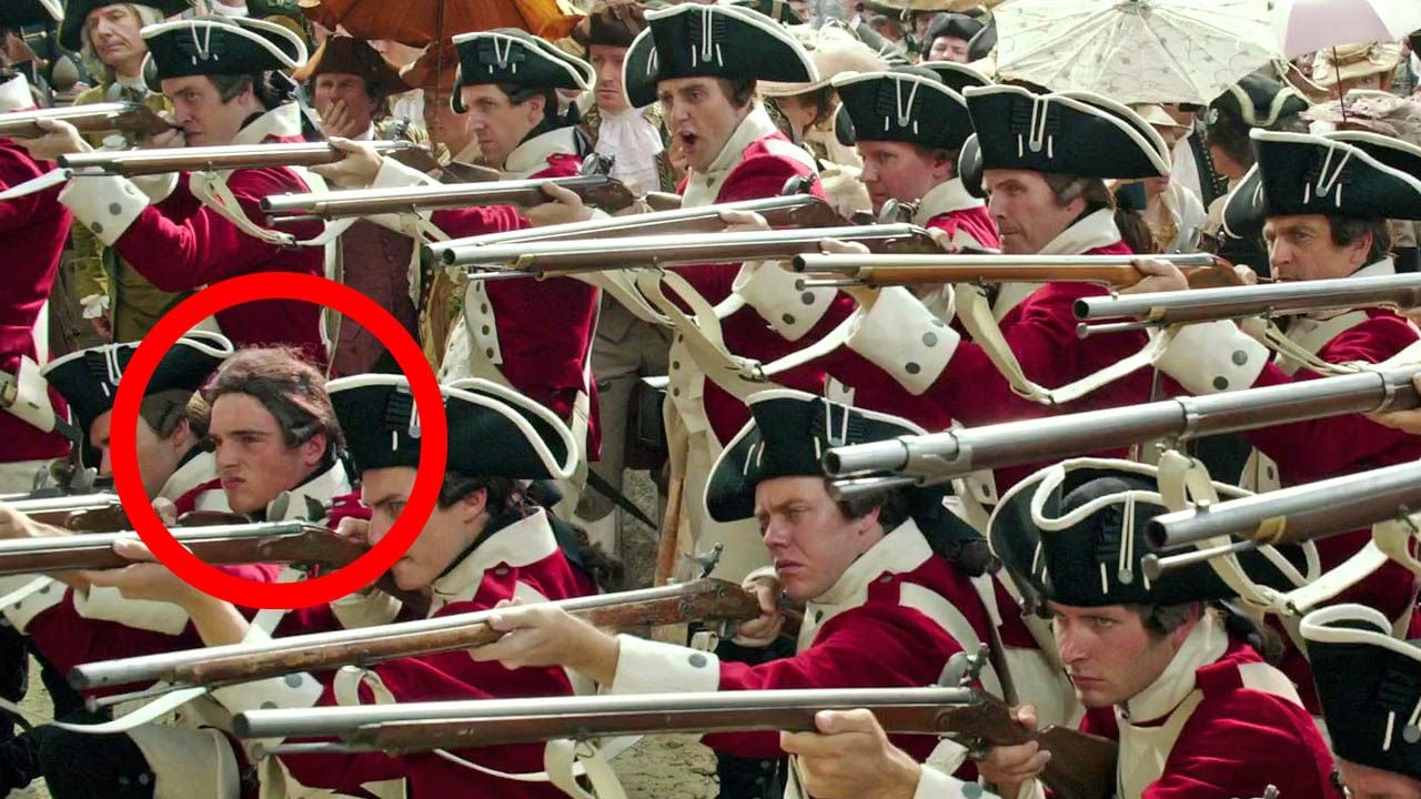 Wenn man's weiß, besteht kein Zweifel daran, dass es sich bei dem Statist im linken Bild um Jacob Elordi handelt!