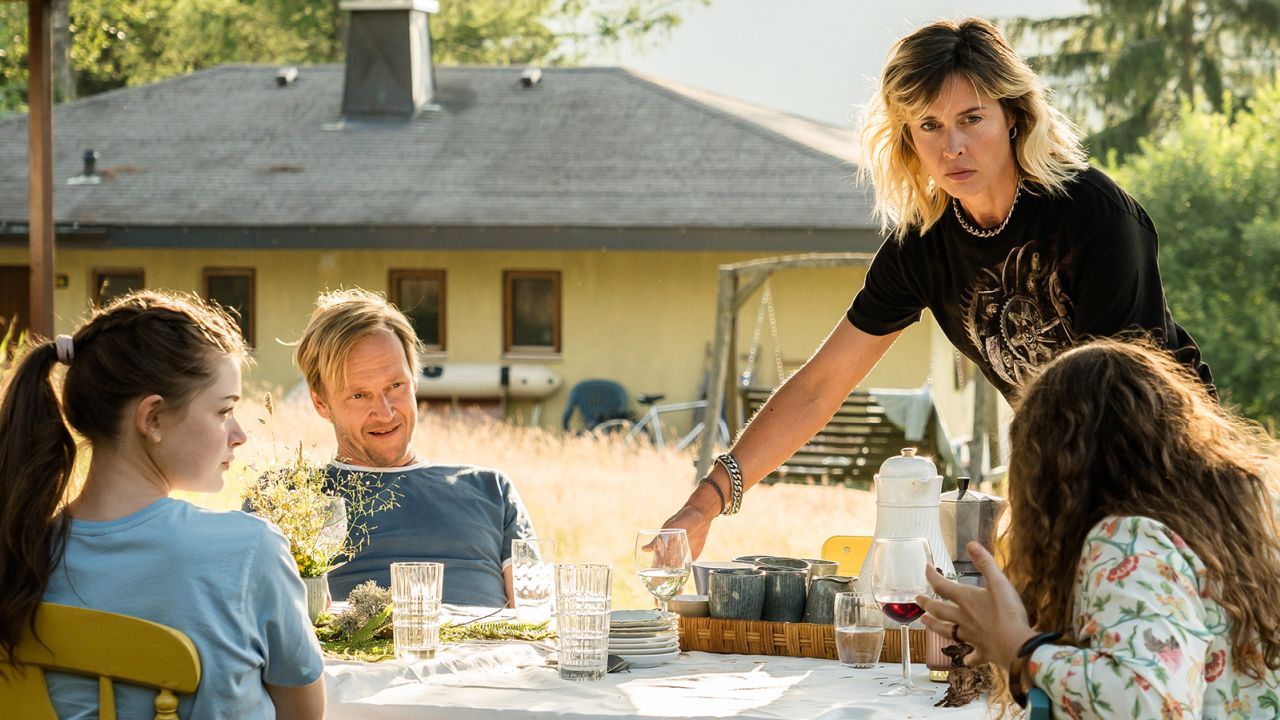 Tine (Susanne Wolff) versucht alles, um ihre Patchwork-Familie im gemeinsamen Sommerurlaub irgendwie zusammenzuhalten. 