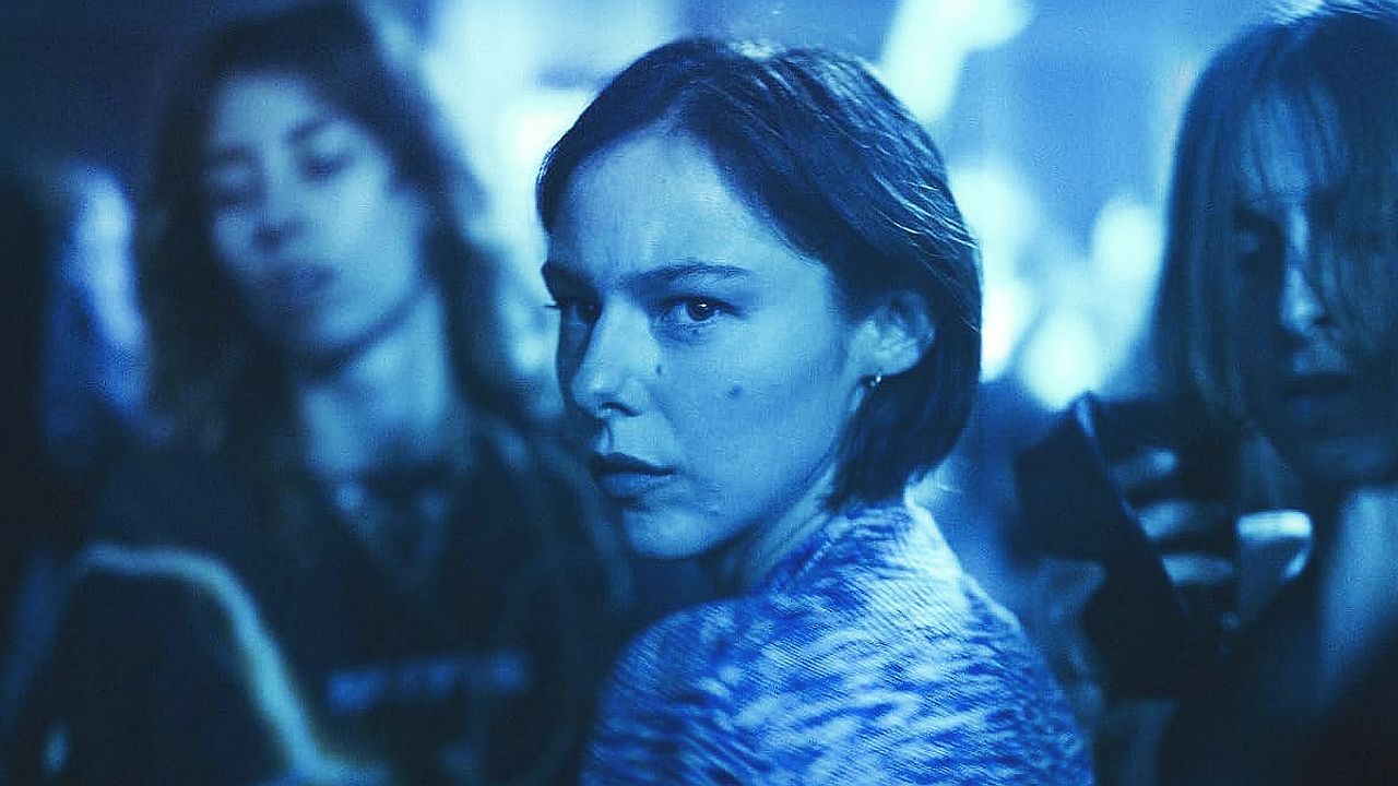 "Sie verfolgt mich immer und überall!" Deutscher Trailer zum beängstigenden Psycho- & Voyeurismus-Thriller "Drone"