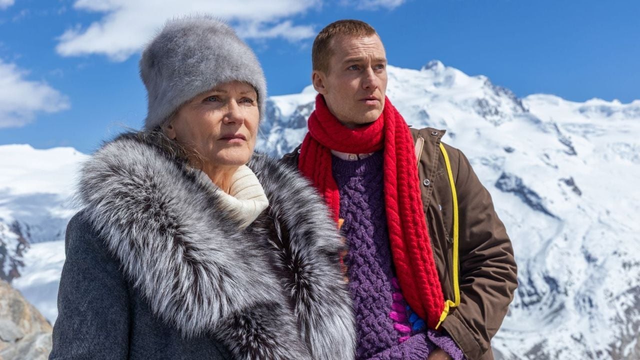 Philipp (Alexander Fehling) begleitet seine Mutter (Barbara Sukowa) auf einen zunehmend absurden Roadtrip mit der Absicht, das Familienvermögen zu verschenken. 