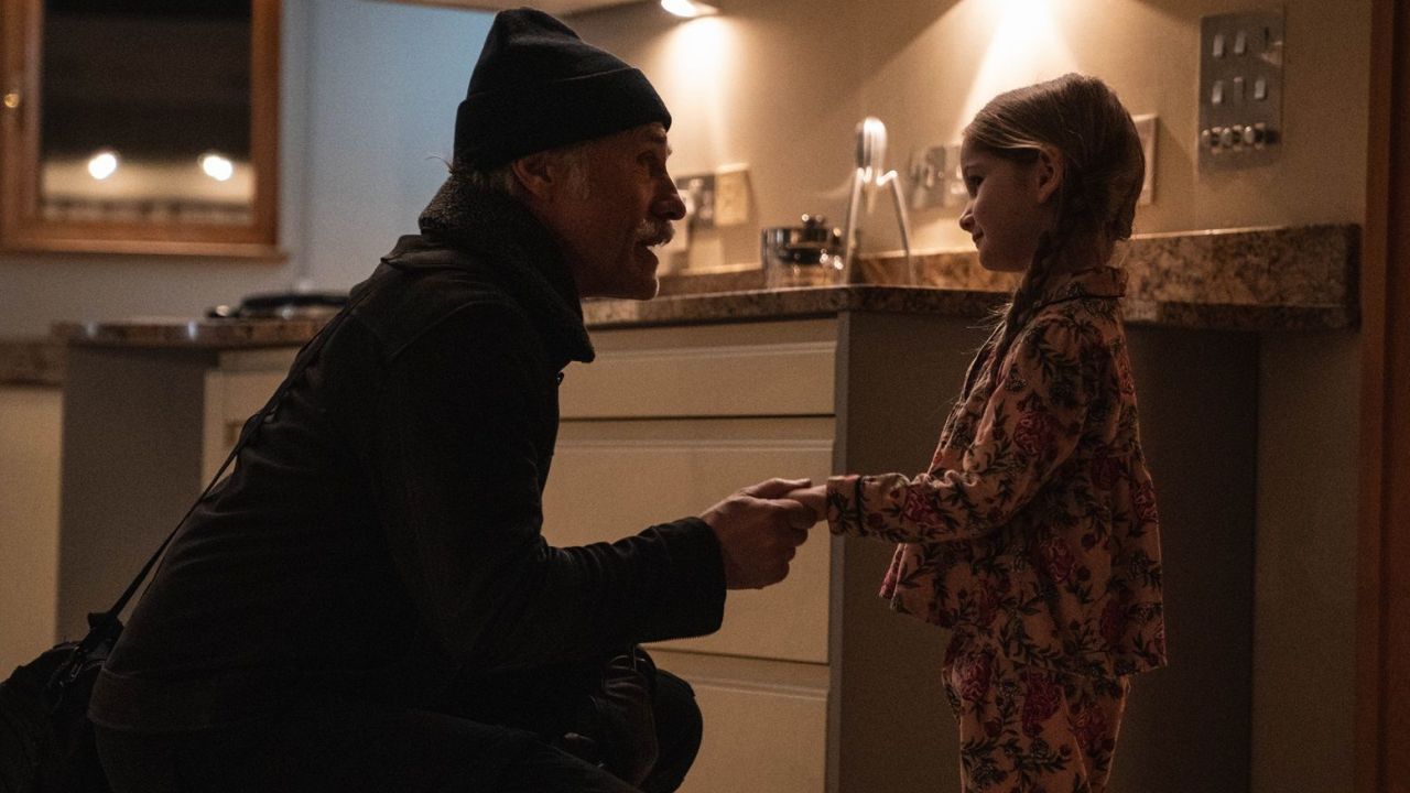 Im Gegensatz zu seinem jungen Kollegen hält Danny Dolinski (Christoph Waltz) nichts davon, notfalls auch Kindern den Garaus zu machen. 