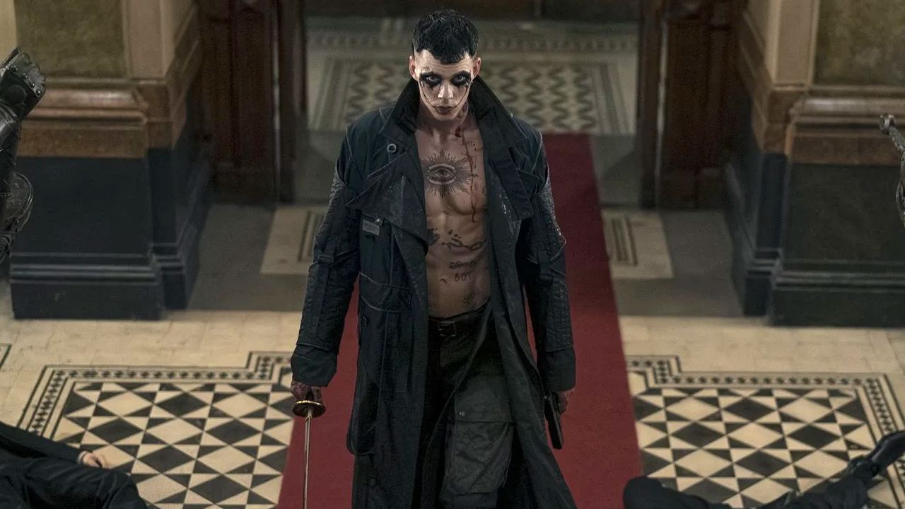 Eric Draven metzelt gerade zahlreiche Gegner nieder.