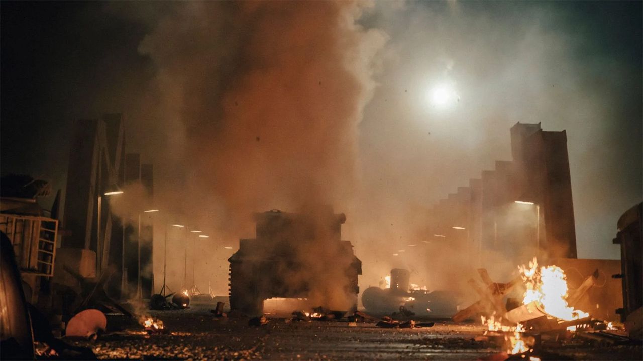 Immer wieder geht es für den Tiger durch gefährliches Terrain.