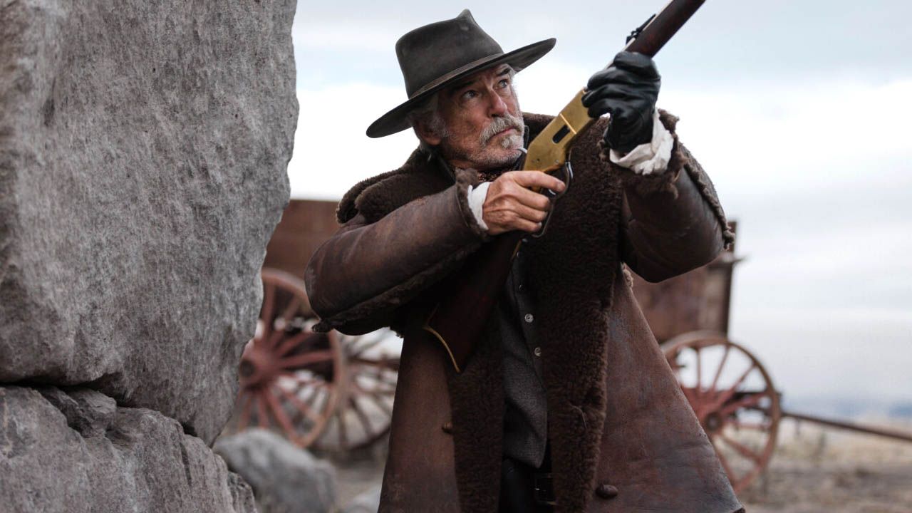 Sheriff Gabriel Dove (Pierce Brosnan) hat so seine Mühe damit, im Städtchen Trinity den Frieden zu bewahren.