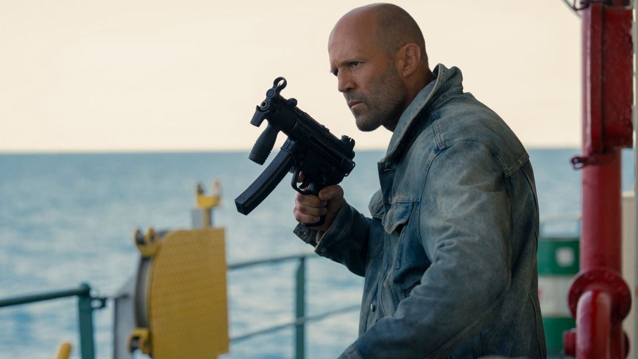 Je größer das Kaliber, desto besser: Jason Statham, wie man ihn kennt und wie ihn zumindest seine Fans weiterhin am liebsten sehen!