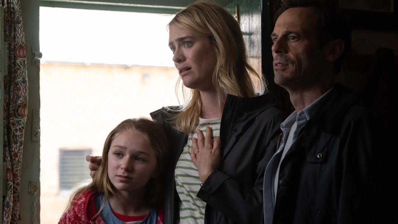 Louise (Mackenzie Davis) und Ben (Scoot McNairy) halten sich an alle Regeln der Höflichkeit – und gerade das könnte ihren Untergang bedeuten.
