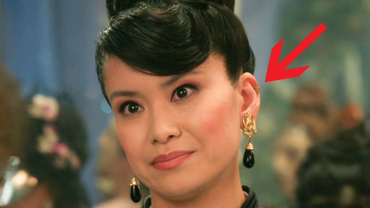 Katie Leung trägt als Lady Araminta ein Pflaster