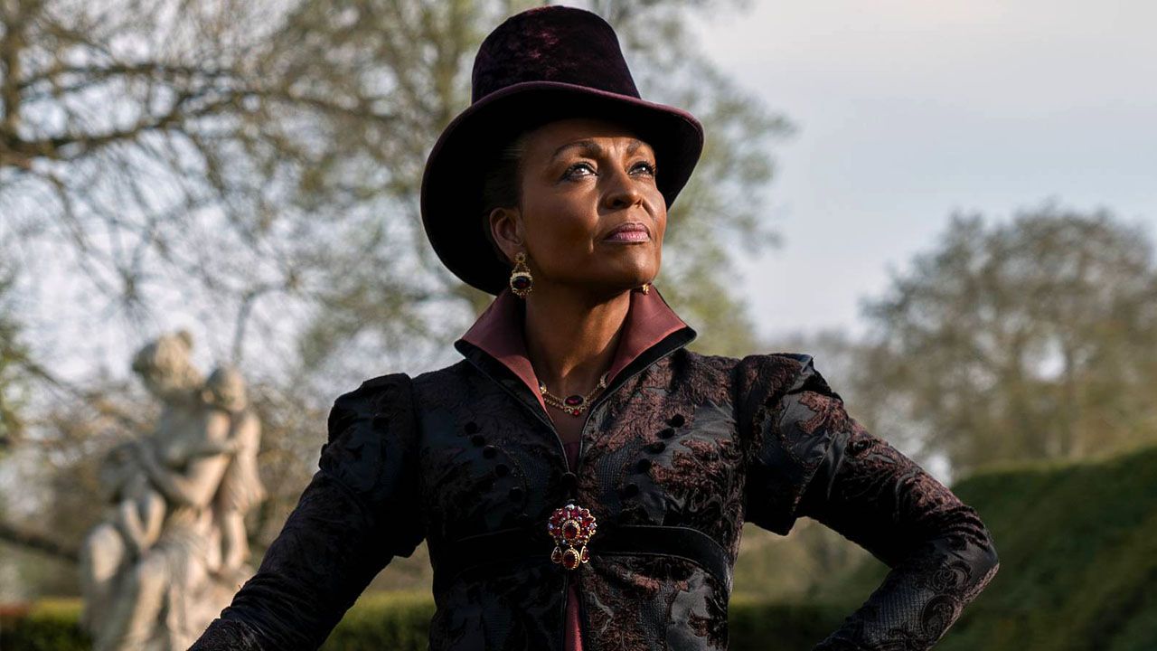 Lady Danbury (Adjoa Andoh) hat überall ihre Finger im Spiel