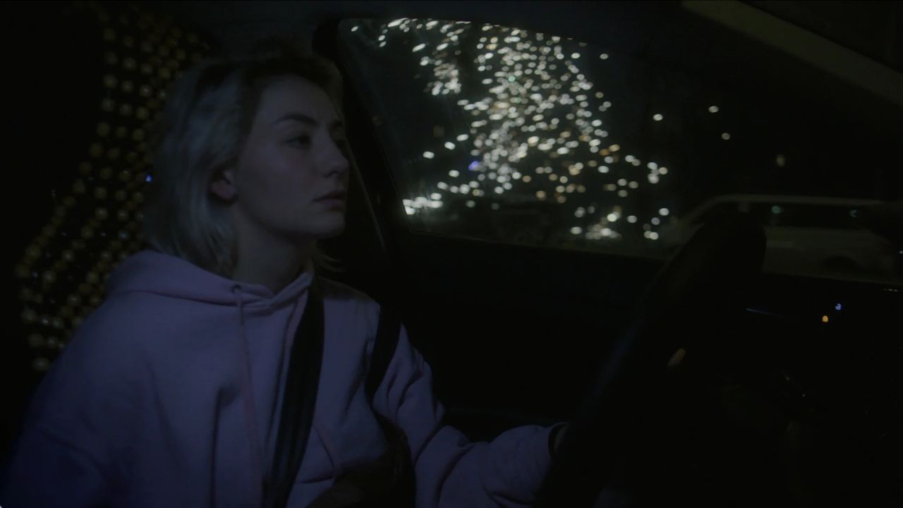 Alexandra (Marie Bloching) verdient ihr Auskommen als Fahrerin eines Kokstaxis. 