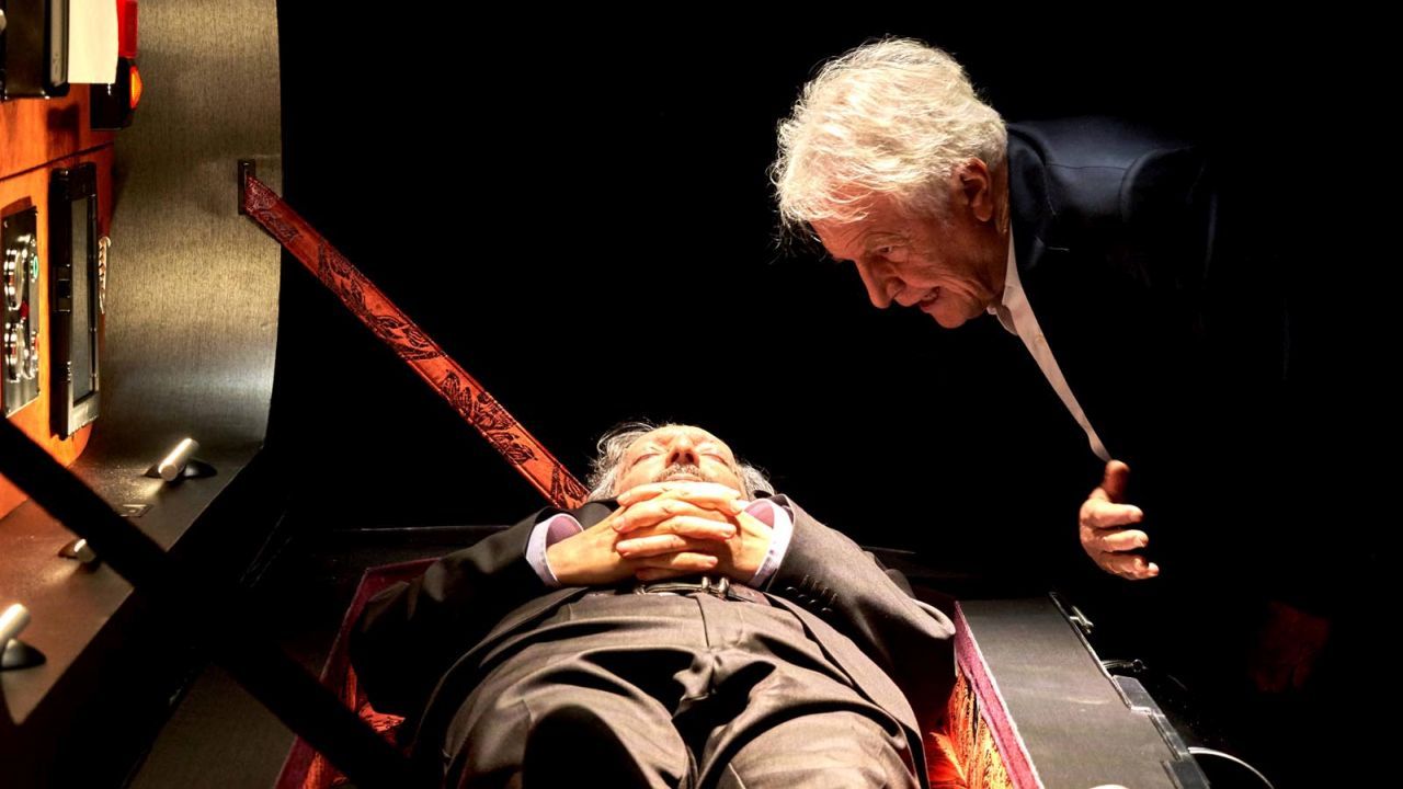 Die französische Legende André Dussollier spielt in „Paris Paradies“ den beliebten Moderator eines True-Crime-Programms. 